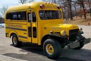 Cумасшедший школьный автобус 1948 года с двигателем от Dodge Hellcat