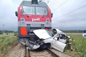 Авария дня. На Кубани внедорожник столкнулся с пассажирским поездом