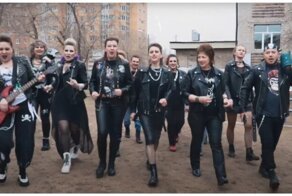 Родители выпускников нарядились рокерами и панками и сняли поздравительный клип