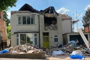 Подрядчик снес полдома после того, как ему отказались заплатить