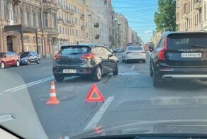 Водитель KIA отправил BMW в припаркованные машины