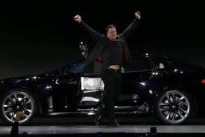 Илон Маск представил самый быстрый электромобиль серийного производства