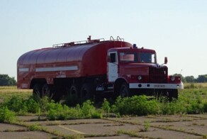 Старый бензовоз в необычном амплуа. Пожарный КРАЗ в аэропорту Черкасс