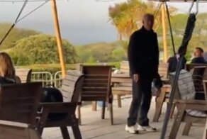 На саммите G7 Байден "потерялся" и попал на видео