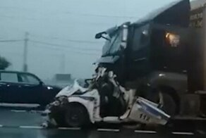 В Подмосковье фура раздавила автомобиль ДПС