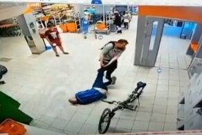 В Калининграде велосипедист избил охранника