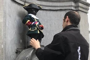 "Писающего мальчика" в Брюсселе одели в русский мундир