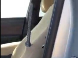 Автомобиль при скорости в 140 км/ч наехал на кусок арматуры: видео