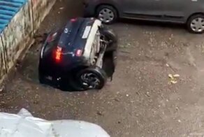 В Индии после сильных дождей прямо на парковке машину засосало под землю