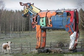 Скульптуры из автомобилей (6 фото)