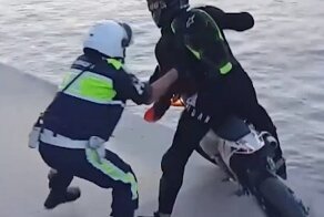 Погоня и эпичное задержание байкера на набережной в Екатеринбурге попали на видео
