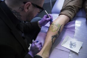 Австрийский солдат получил срок за неудачную татуировку