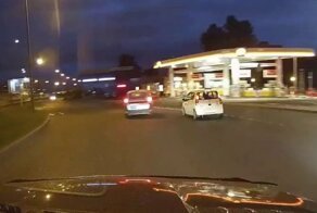 Водитель «Ларгус» опрокинул на бок малолитражку в Санкт-Петербурге