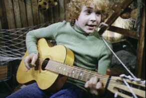 Электроника и Сыроежкина озвучивали 4 разные женщины. Кто говорил и пел за юных актеров?