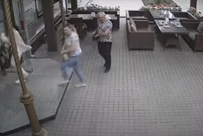 Люди покинули террасу кафе за несколько секунд до падения дерева