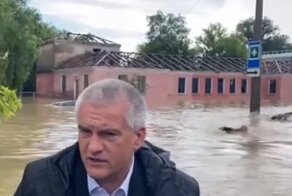 Трое мужчин вплавь сопровождали главу Крыма в затопленной Керчи