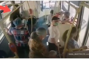 Никто из пассажиров автобуса не помог потерявшей сознание девушке