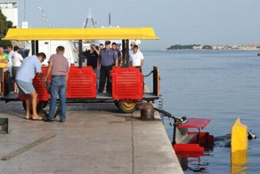 Пьяный машинист утопил поезд (8 фото)