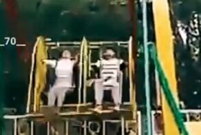 Адский аттракцион: качели с детьми вышли из строя