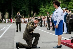 Почему они все время ползают на коленях?