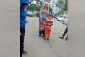"Яжемать" из Красноярска поставила ребенка на колени и заставила прилюдно извиняться перед сыном