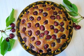 Пышный пирог с вишнями (черешней) на сметане!