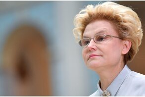 В сети стал популярным старый ролик, где Елена Малышева поет о прививках