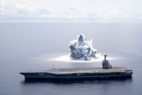 Американцы взорвали 18-тонную бомбу рядом с самым дорогим боевым кораблем в мире