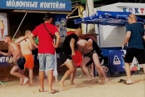 Не поделили лежаки: отдыхающие в Бердянске устроили потасовку на пляже