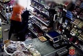 Продавец магазина в Кузбассе голыми руками скрутила напавшего на нее вора с ножом