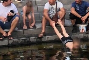 С батей не скучно: в Краснодаре отец держал сына за ноги, пока тот доставал монетки