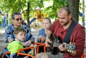 Знает ли молодёжь песни военных лет ? Смотри до конца