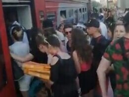 Петербуржцы устроили попойку в переполненной электричке с хомяком