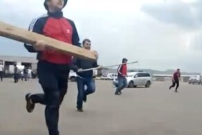 "Мяч не поделили?": торговцы рынка в Красноярске устроили драку со стрельбой