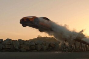 Toyota Supra пролетела 30 метров и приземлилась в стопку картонных коробок