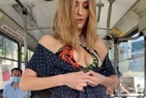 Блогерша из Ровно на спор разделась до купальника и устроила дефиле в троллейбусе