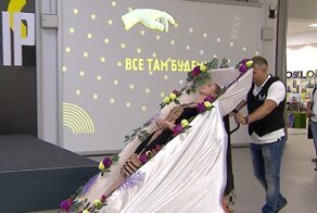 Катали девушек в гробах: в Киеве прошла выставка похоронной культуры