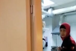 "Ты отравишь гостей!": кассир "Суши Wok" возмутился поваром, разбавлявшим морс технической водой