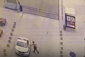 Пьяный смельчак в Москве угнал авто элитной части ГИБДД и попал на видео