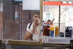 Имидж - ничто, жажда - все: эпичная кража газировки из киоска попала на камеру