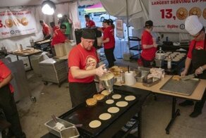 13000 блинов для мирового рекорда Гиннесса