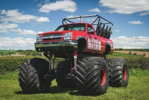 Брутальный 11-местный монстр-трак Chevrolet Silverado