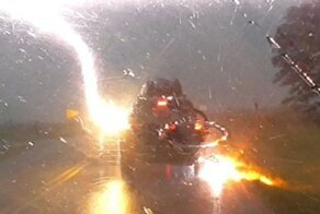 Автомобиль с семьей из четырех человек попал под удар молнии в США