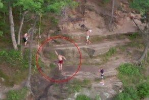 Больно получилось: парень прыгнул со скалы в реку и немного не долетел