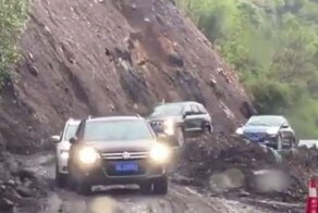 Колонна автомобилей в самый последний момент проехала перед начавщимся оползнем
