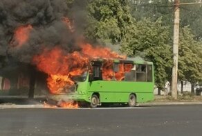 В Российском городе на ходу вспыхнула маршрутка и попала на видео