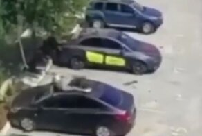 Крымский Бэтмэн: мужчина спрыгнул с третьего этажа на крышу автомобиля и убежал