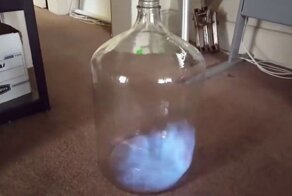 Посмотрите, как сгорают пары спирта в бутылке. Это очень красиво