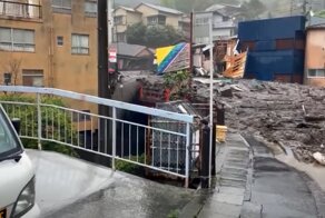 Мощный оползень снес дома в японском городе