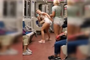 Без штанов и масок: две девушки в Петербурге, надев подгузники, устроили забег по вагону метро